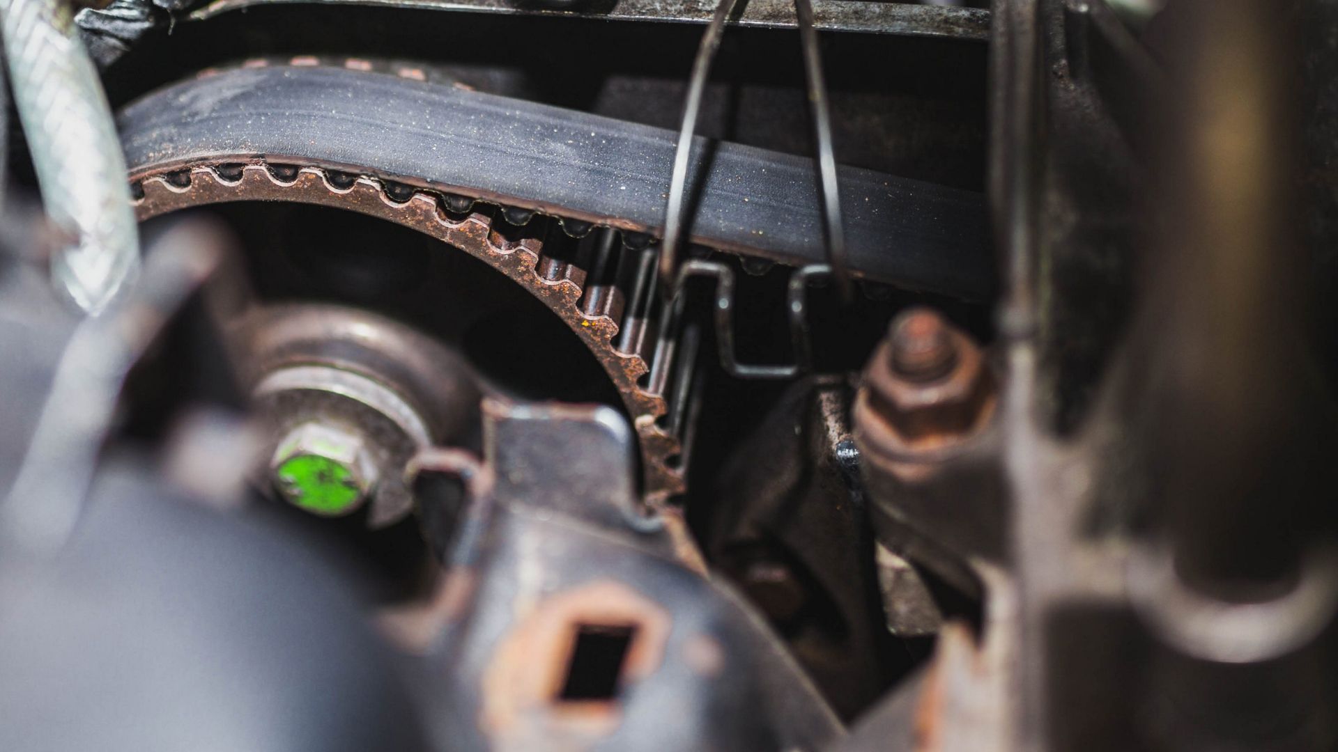 A close up of a car's engine and gear